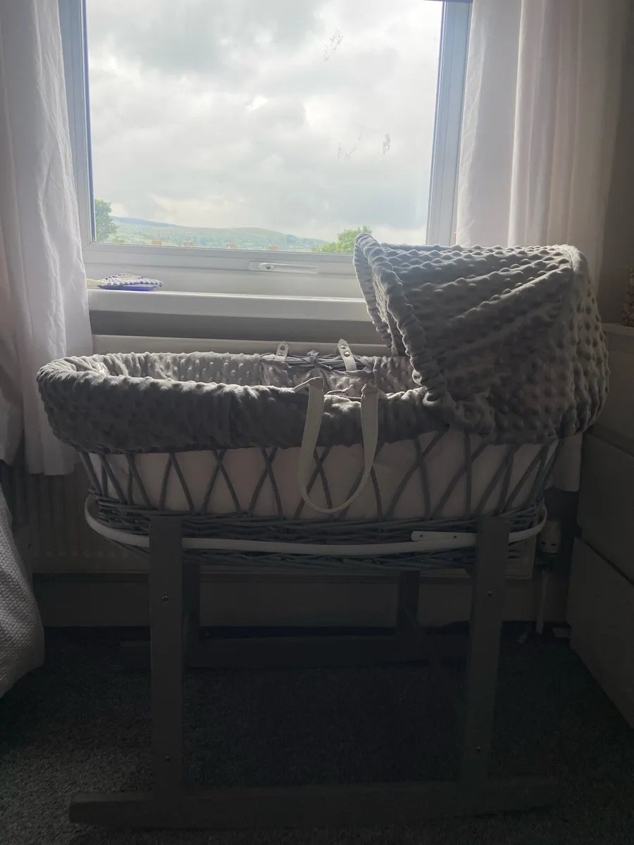 Moses basket & stand - Image 2
