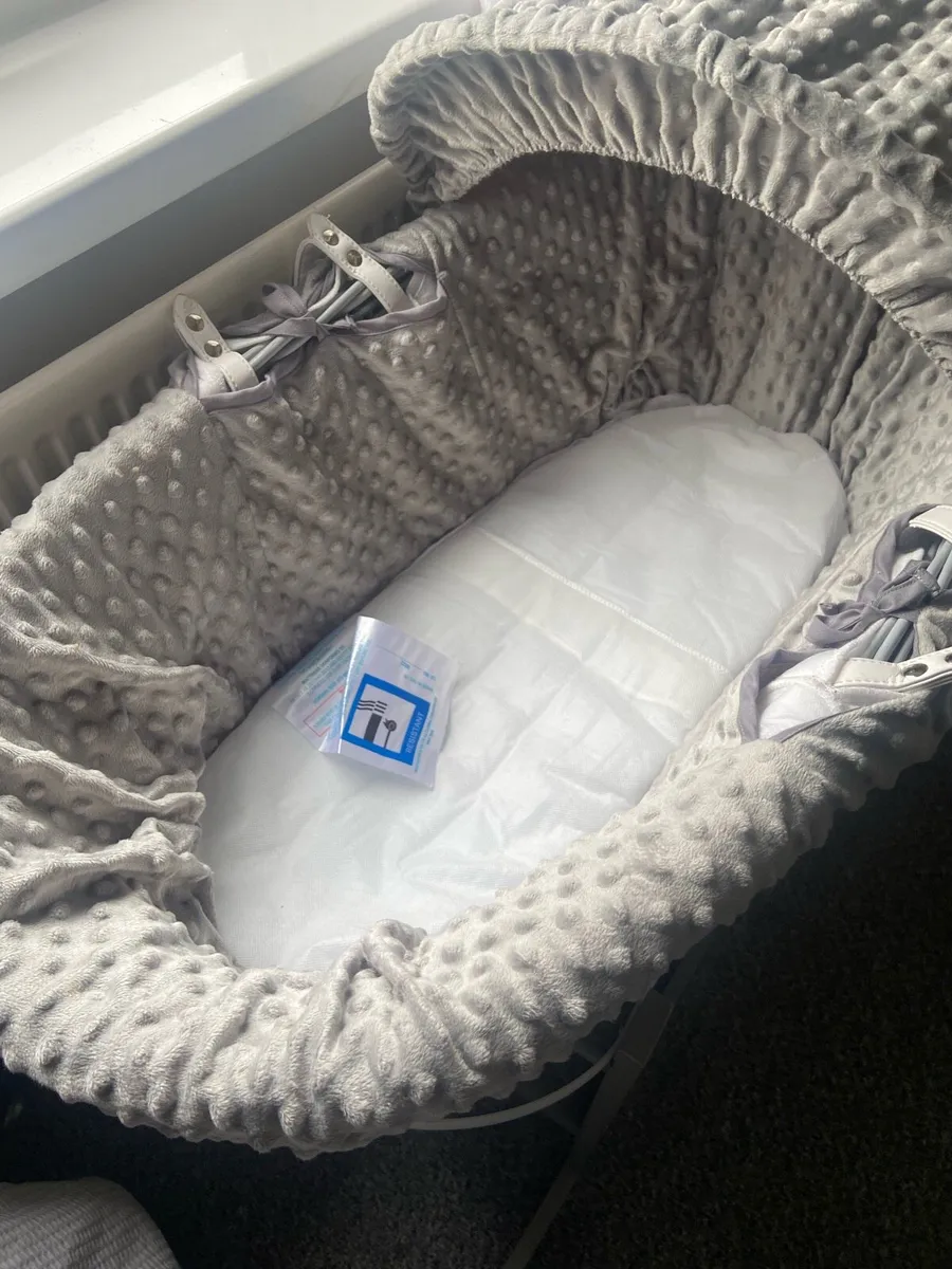 Moses basket & stand - Image 4