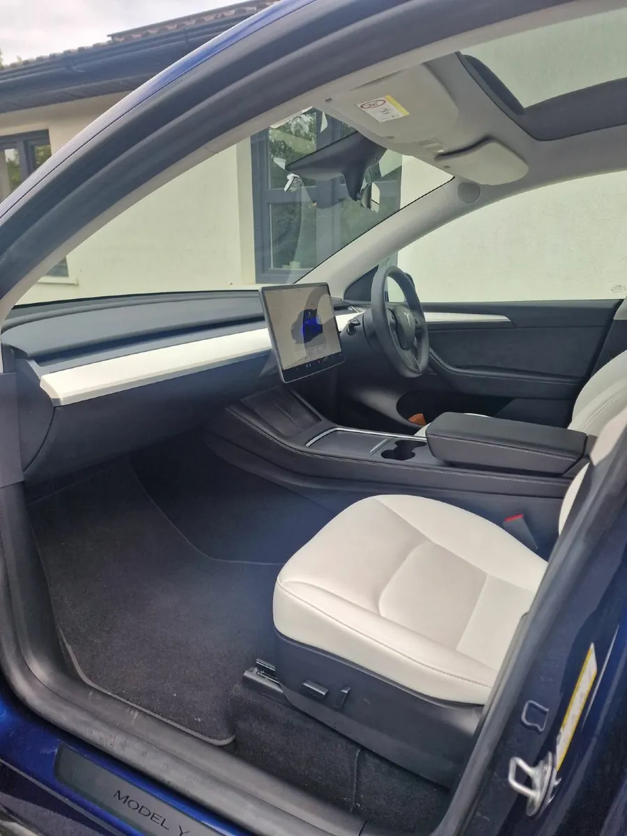 Tesla Model Y 2024 - Image 2