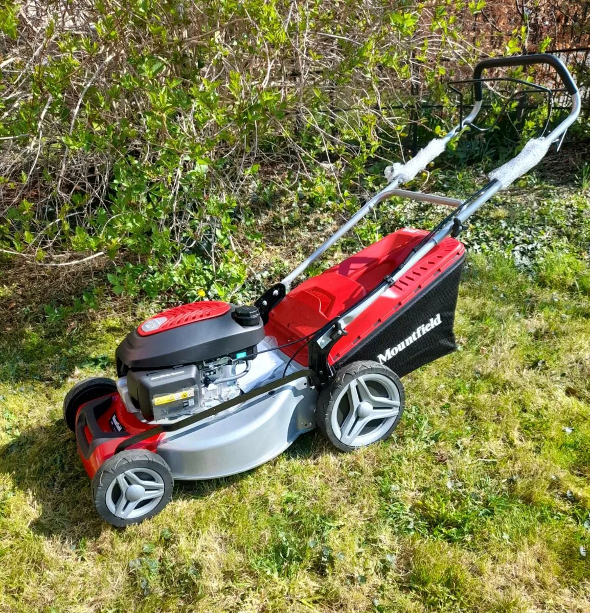 New mountfield selfdrive mower 51cm used once - Image 1