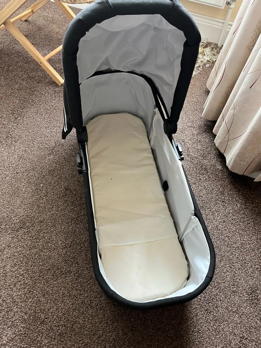 Out n About Bassinet/Carrycot - Image 3