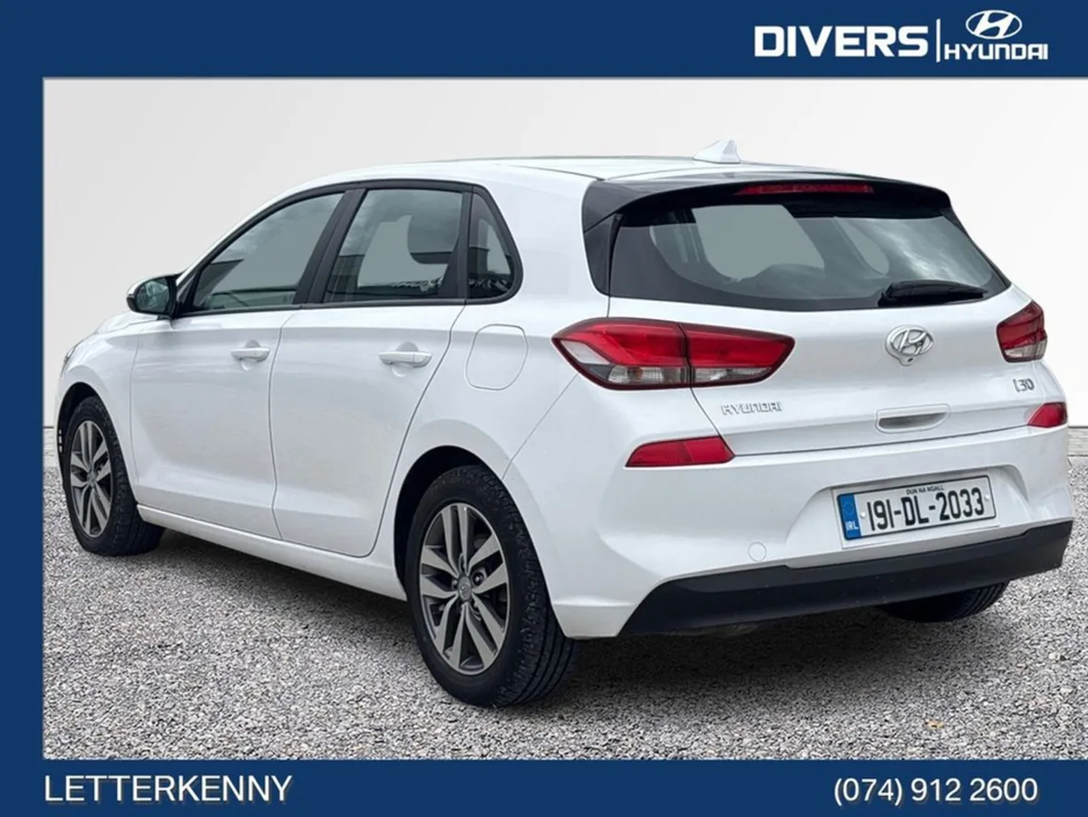 Hyundai i30 Deluxe - Image 2