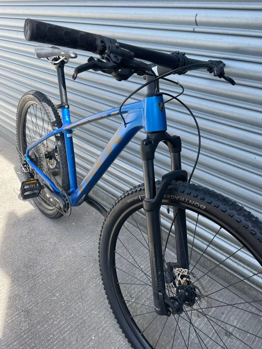 Trek xcaliber 8 mountain bike (As new) - Image 4