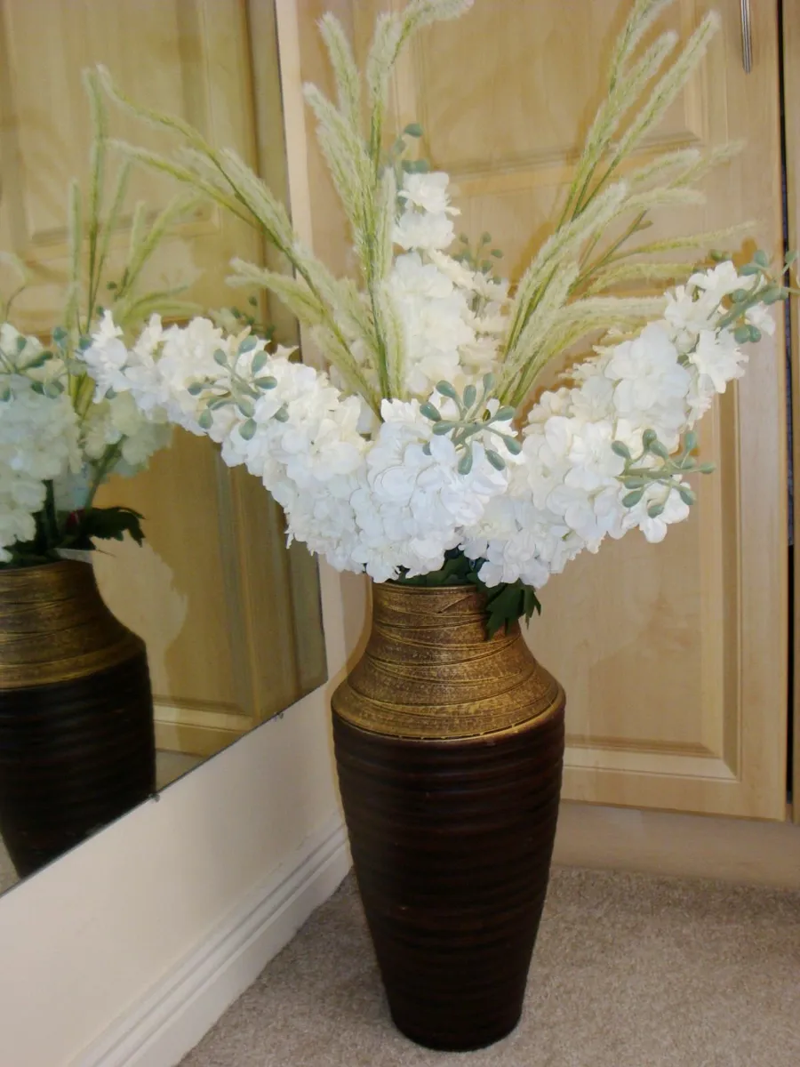 Large vase with white flowers - Image 1