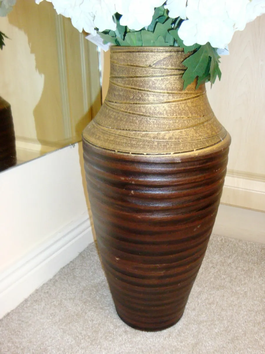 Large vase with white flowers - Image 2