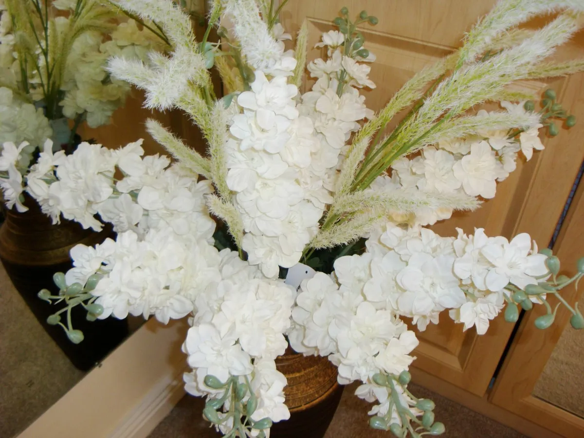 Large vase with white flowers - Image 3
