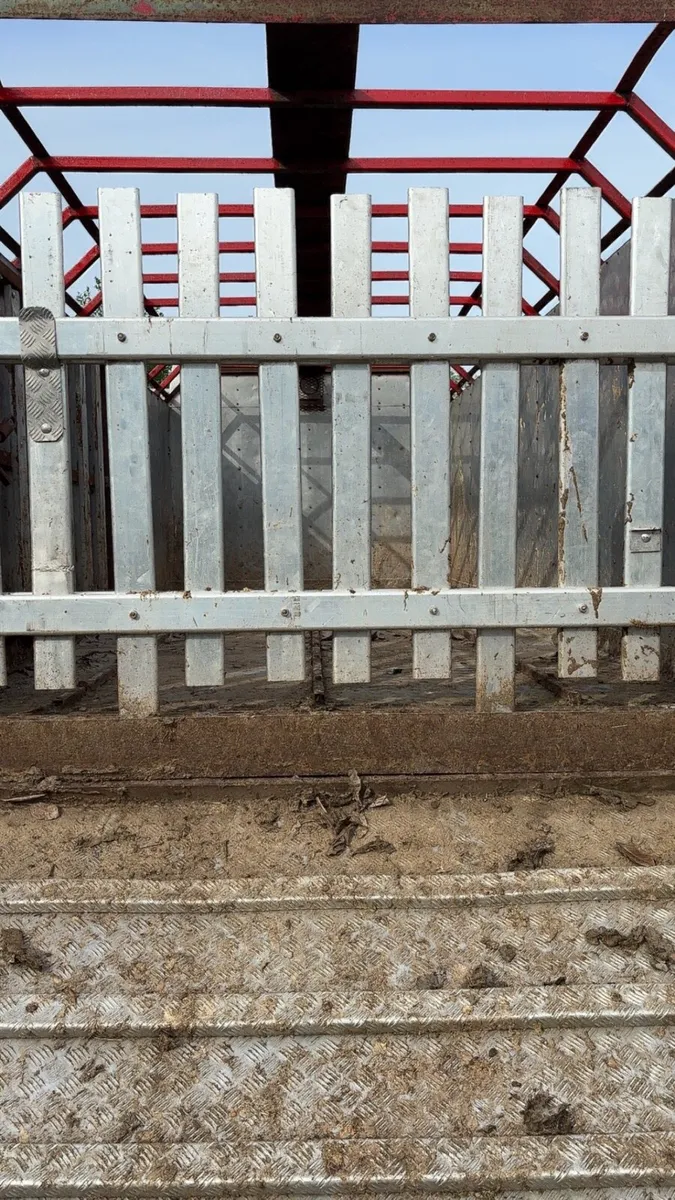 Cattle lorry - Image 2