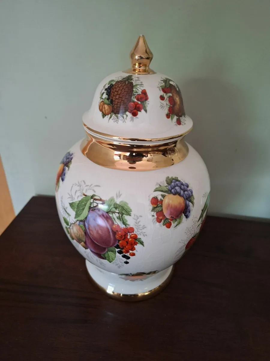 Utopia Giftware Staffordshire pot - Image 1