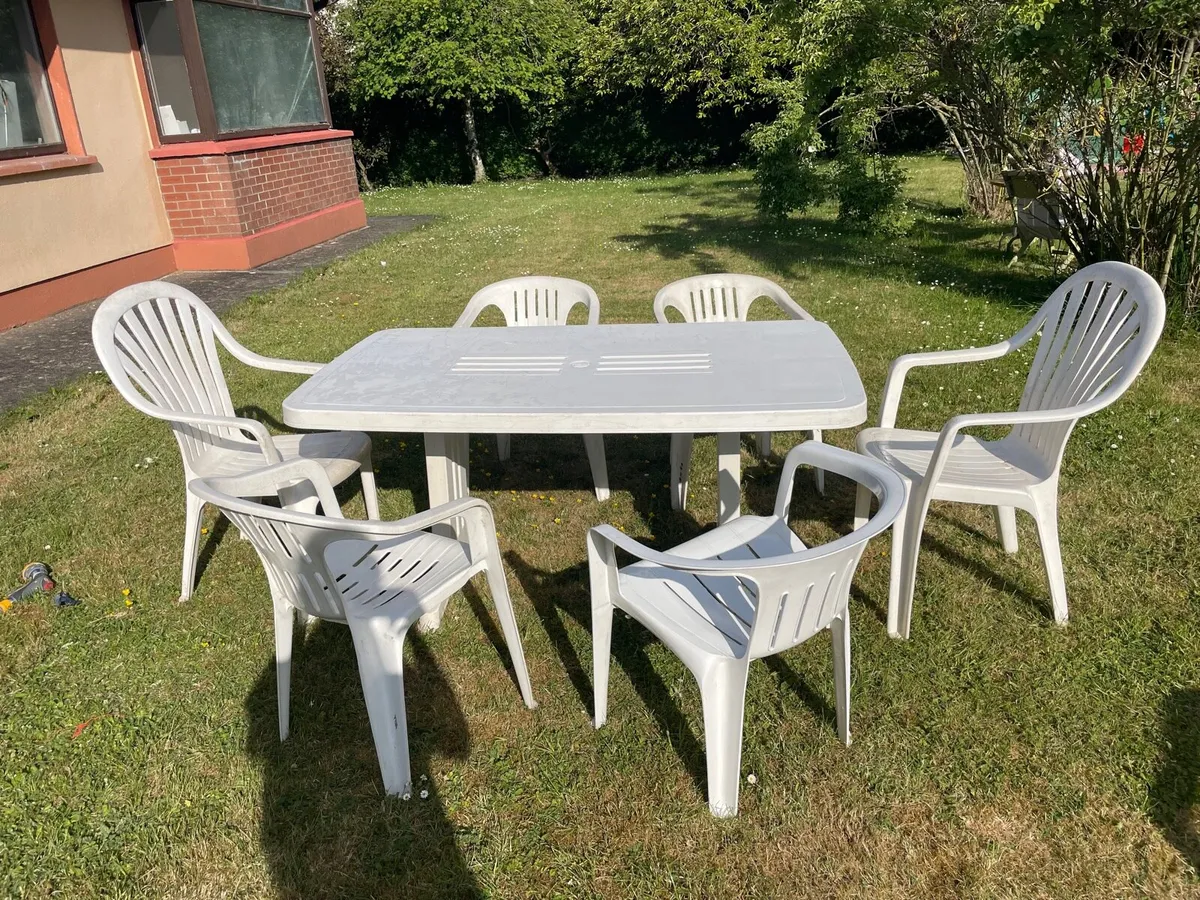 Garden table + 7 chairs set €130 - Image 1
