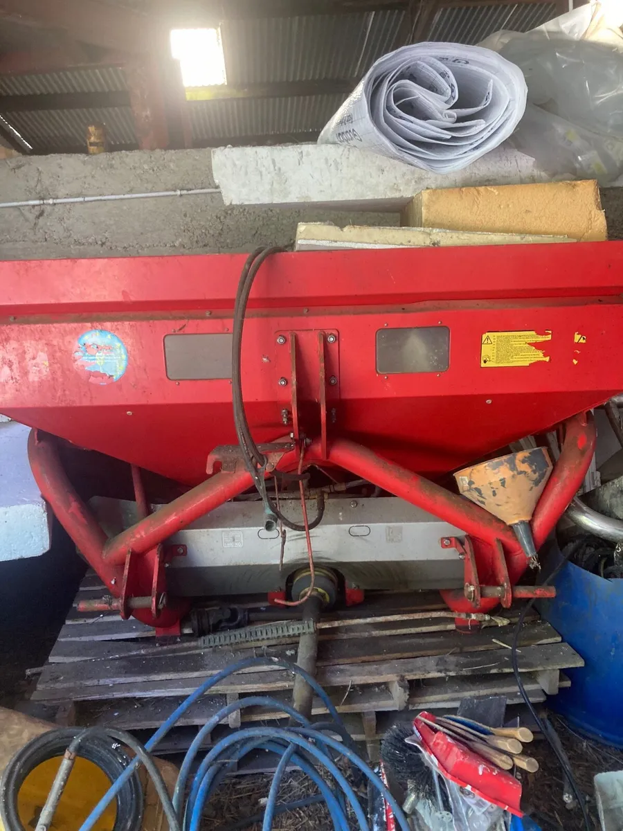 Fertiliser spreader - Image 1
