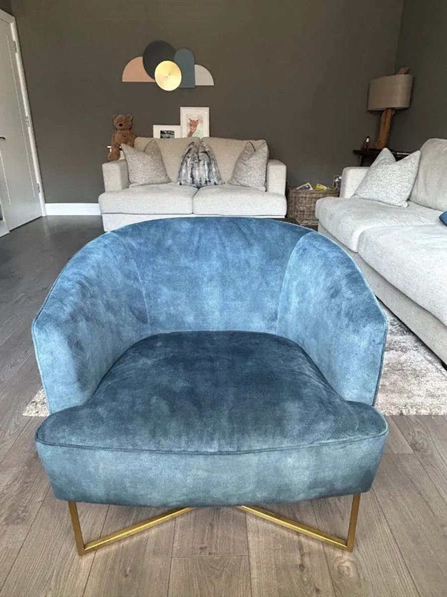 2 x Teal velvet bucket chairs with brass base - Image 1
