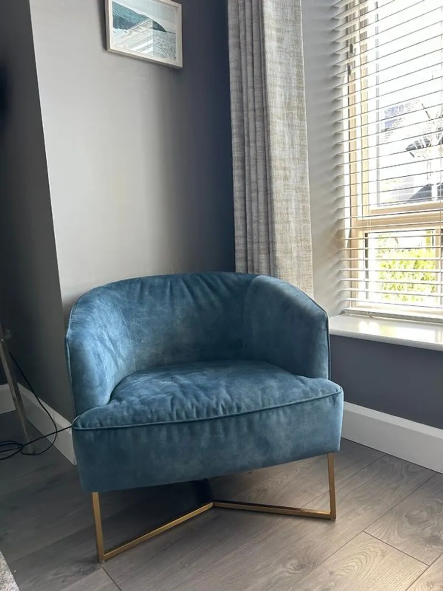 2 x Teal velvet bucket chairs with brass base - Image 4