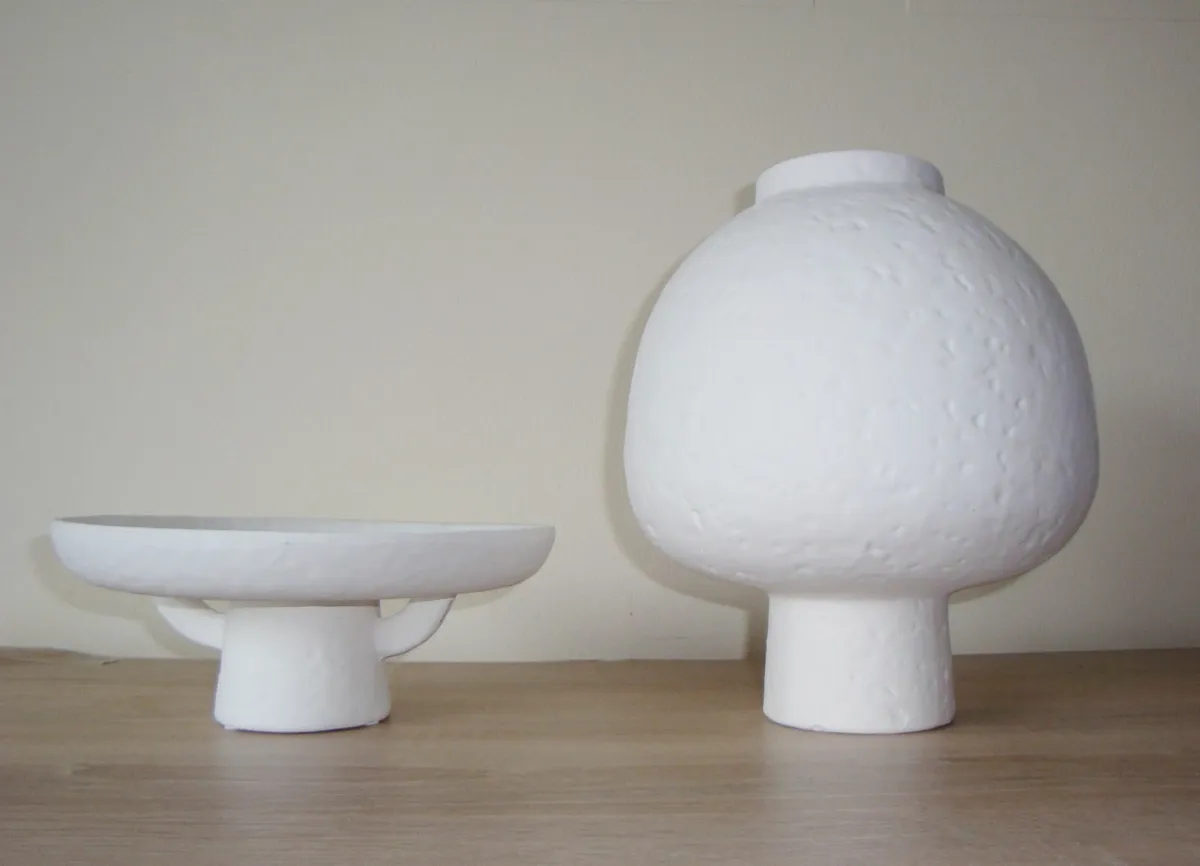 White decorative vase and raised platter round - Image 1