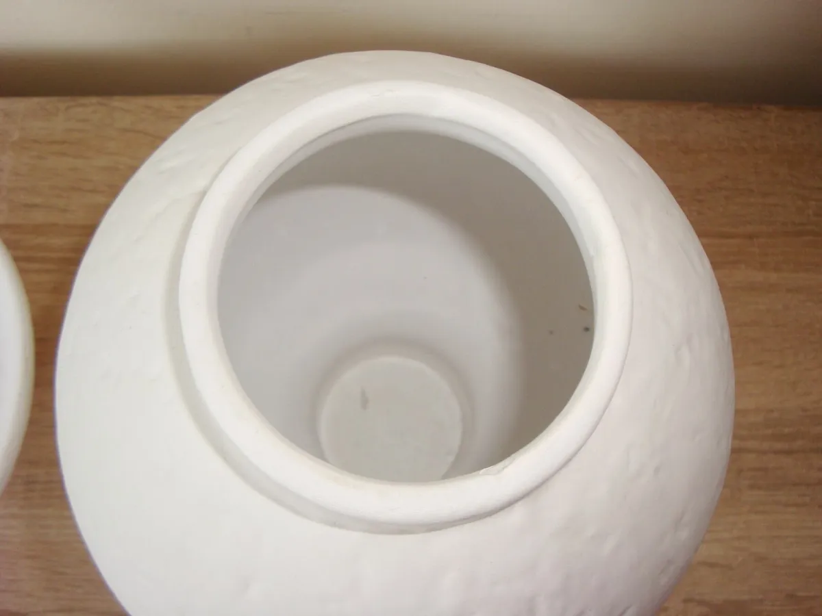 White decorative vase and raised platter round - Image 2