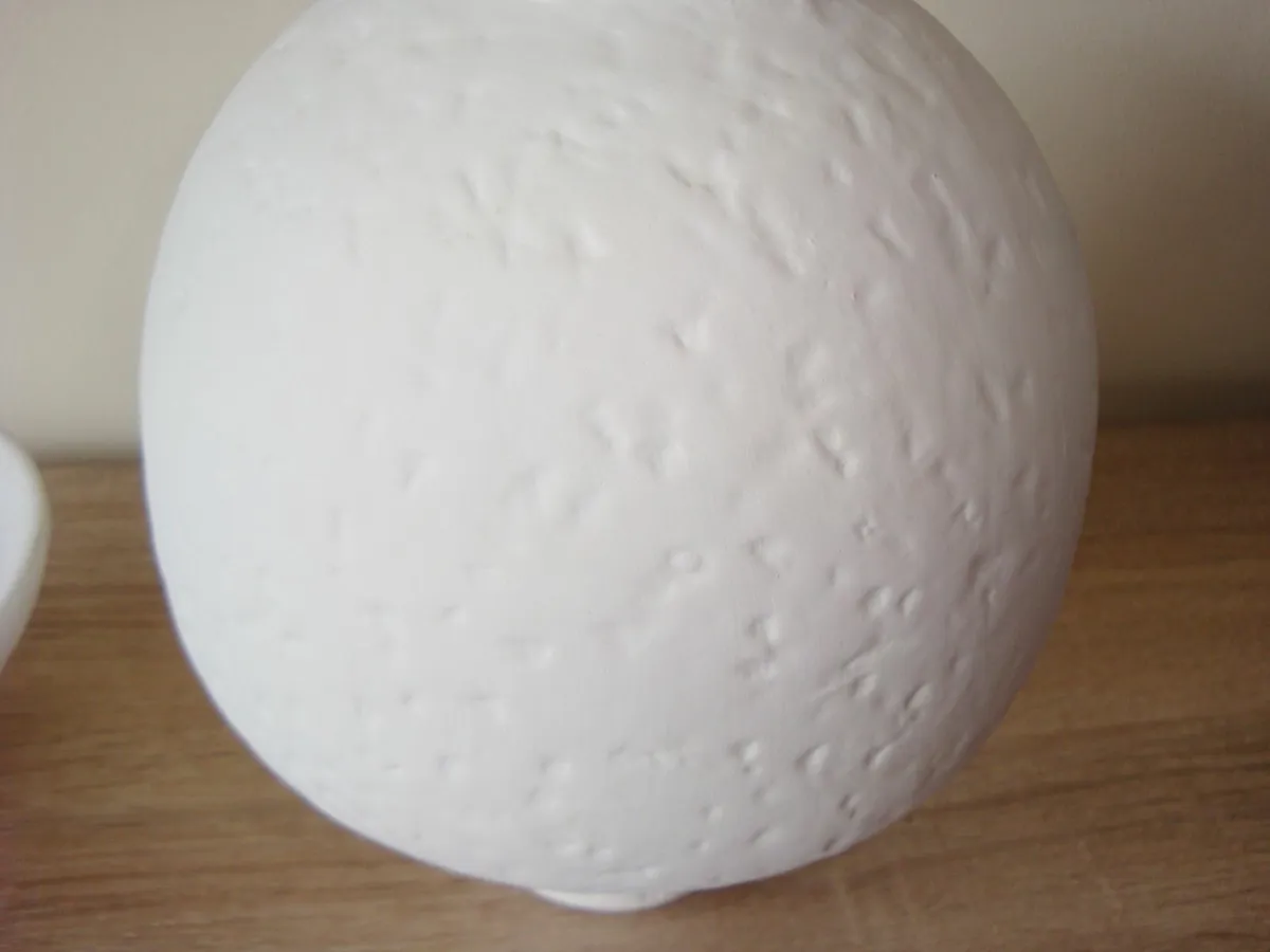 White decorative vase and raised platter round - Image 4