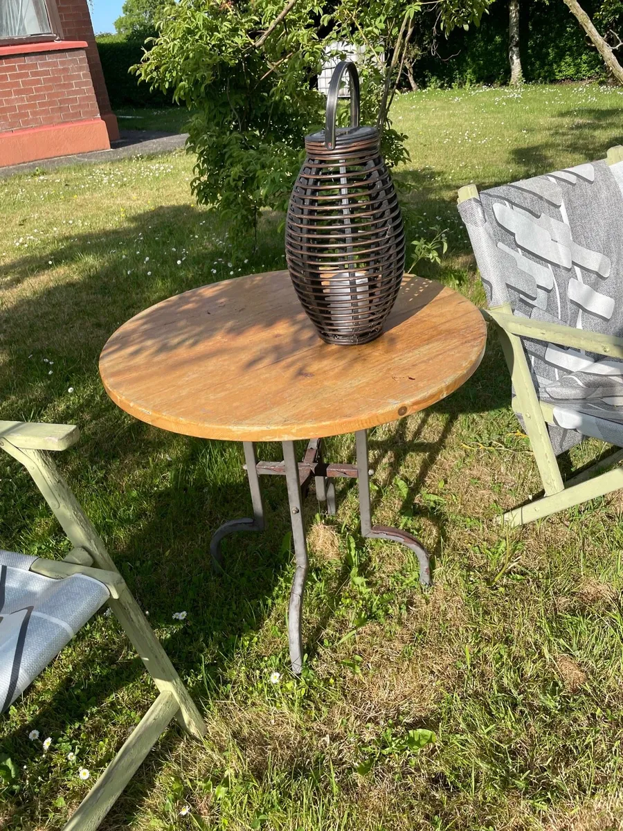 Garden table and 2 foldable chair €50 set - Image 4