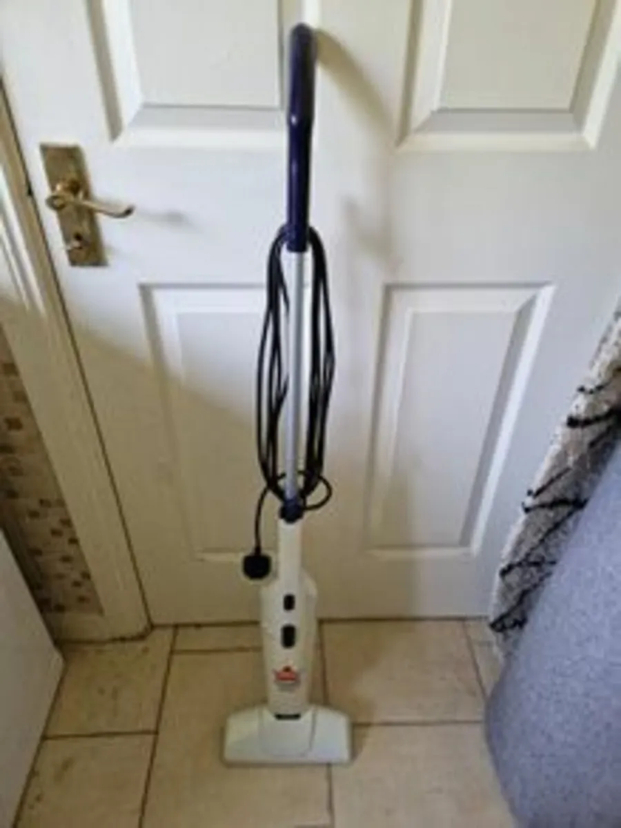 Bissell Lightweight Hoover, great suction, 2562-E - Image 1