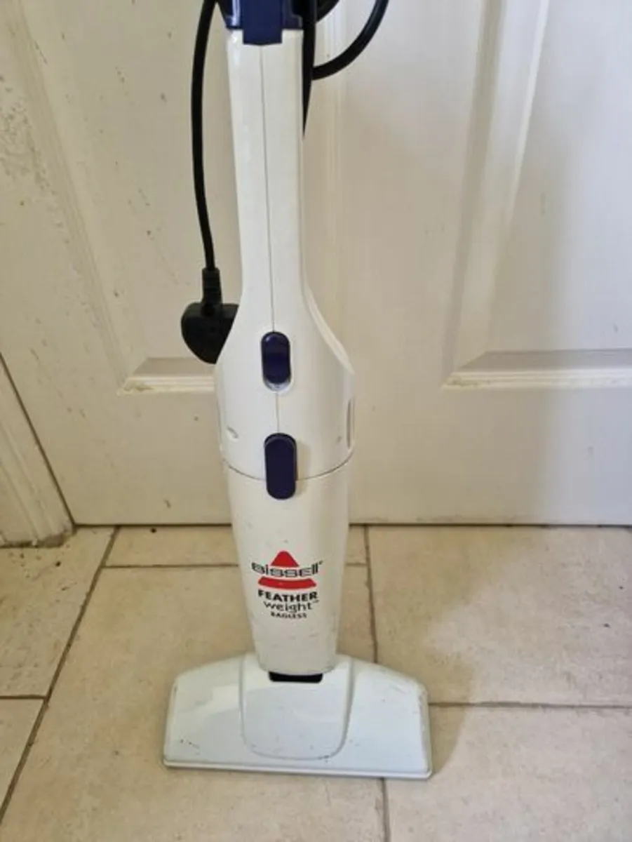 Bissell Lightweight Hoover, great suction, 2562-E - Image 2