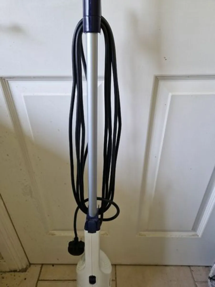 Bissell Lightweight Hoover, great suction, 2562-E - Image 3