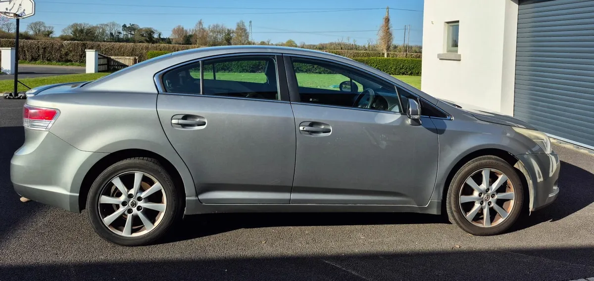 Toyota Avensis Aura 2011 - Image 2