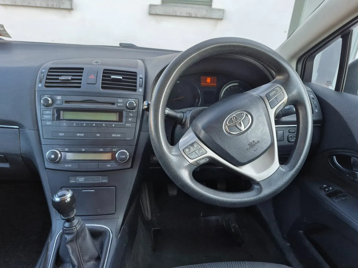 Toyota Avensis Aura 2011 - Image 4