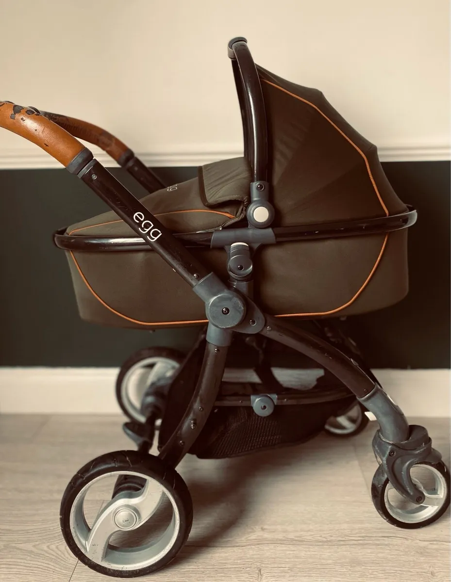 Egg stroller hunter green inc bassinet & pushchair - Image 1