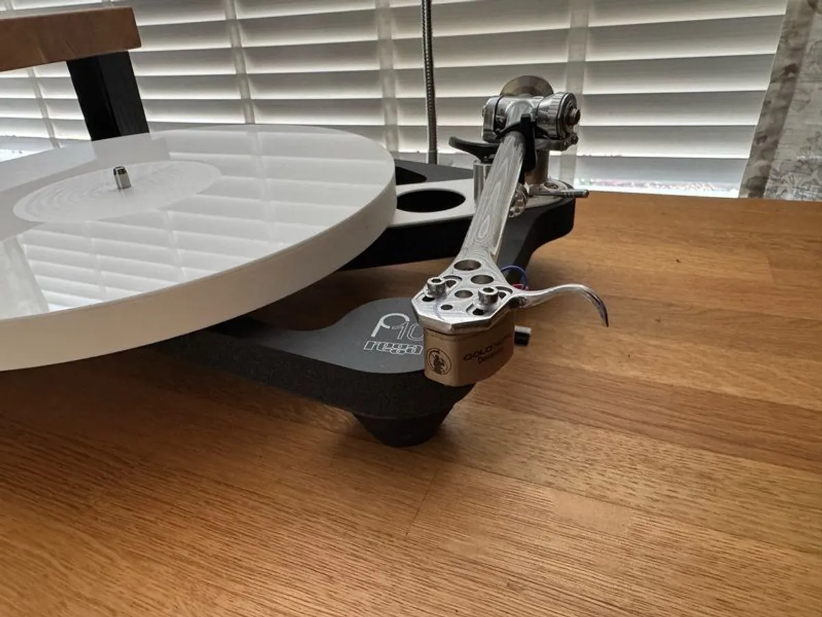 Rega P10 Turntable - Image 2