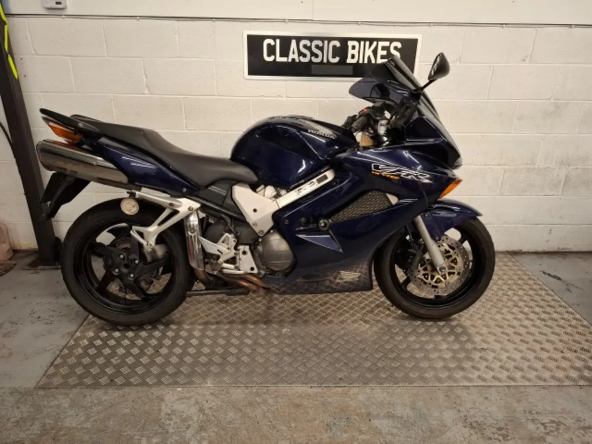 Honda VFR800  2002 - Image 1