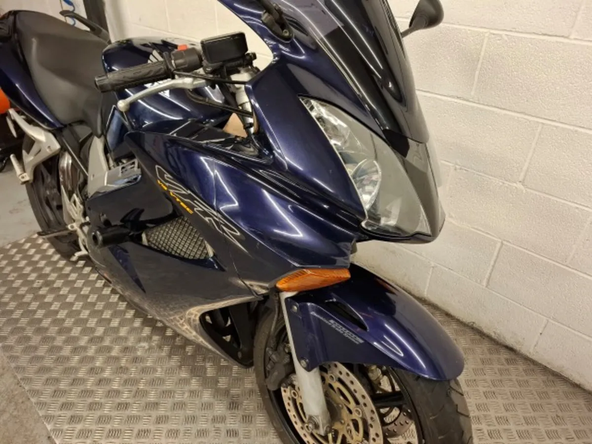 Honda VFR800  2002 - Image 2