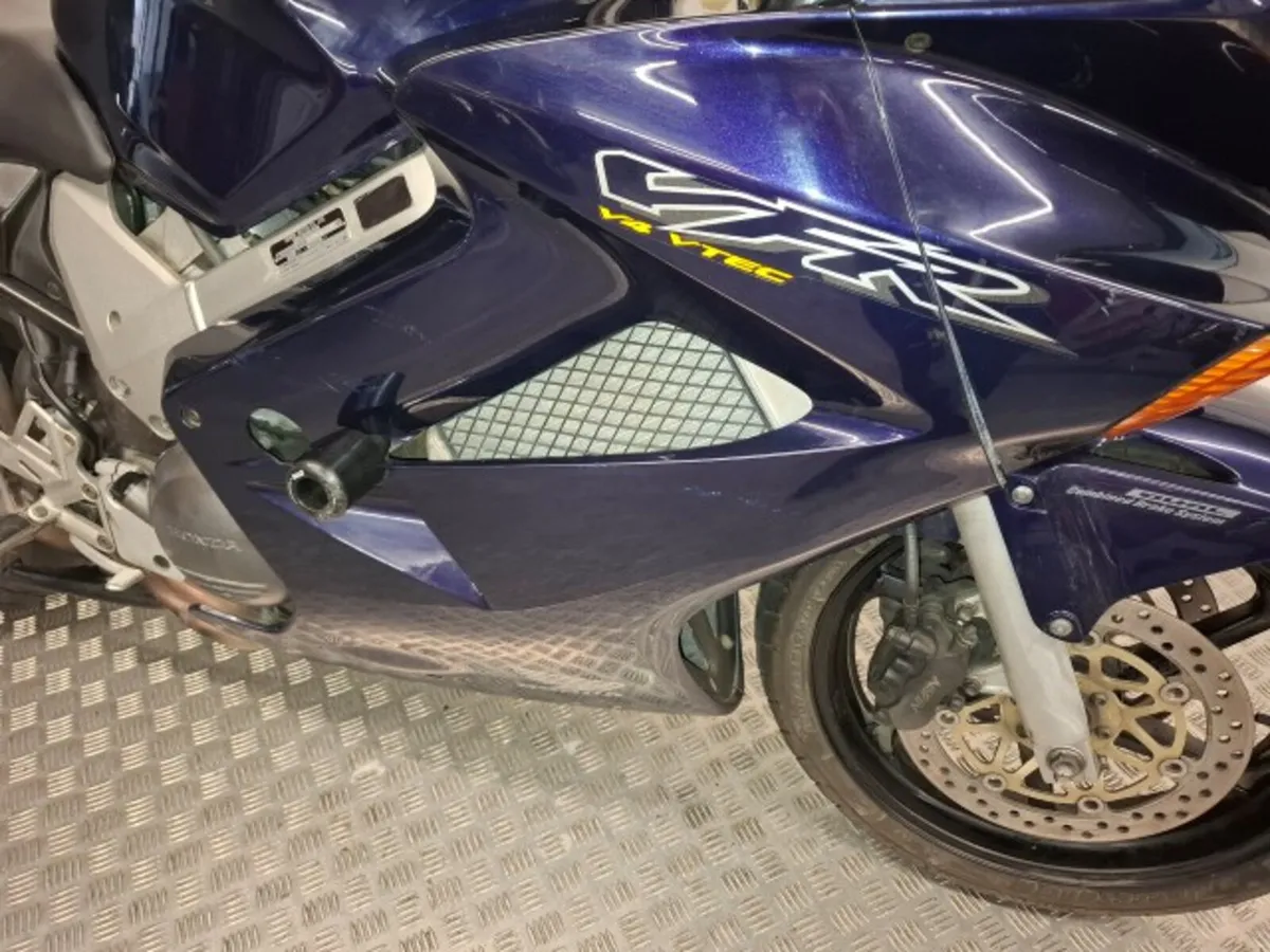 Honda VFR800  2002 - Image 4