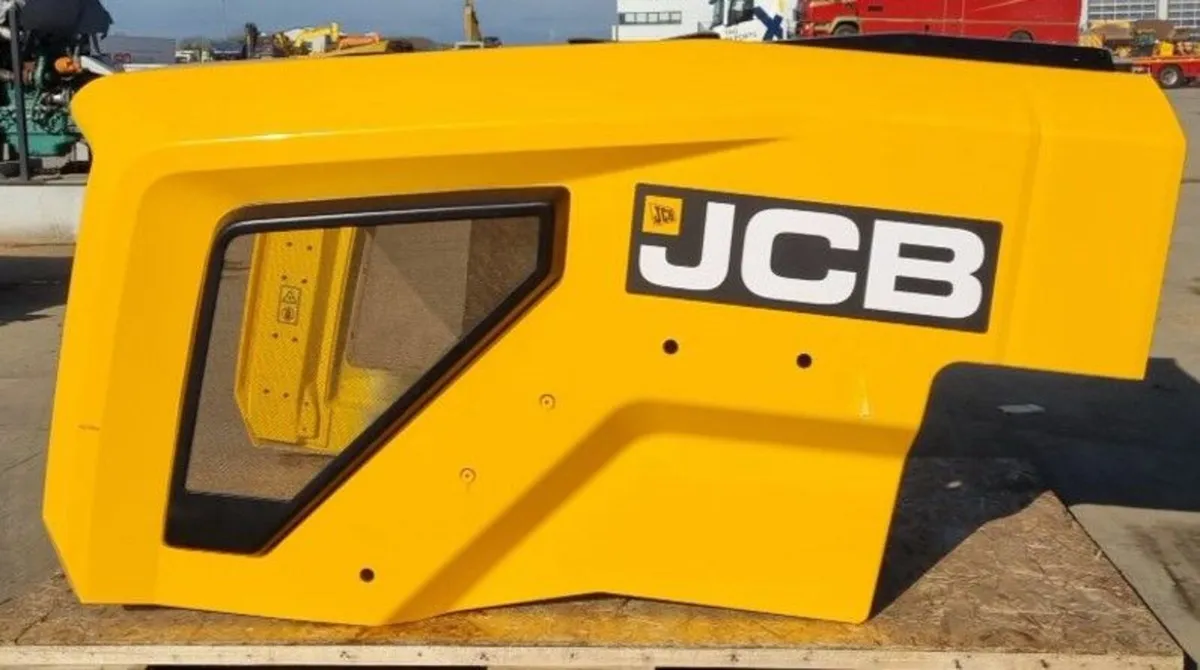 JCB loading shovel bonnet - Image 1