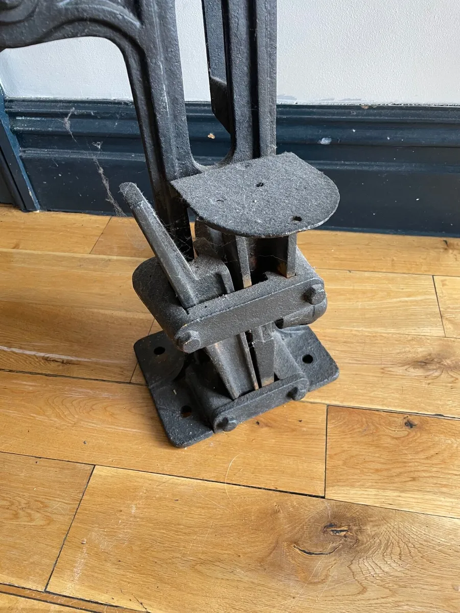 Antique cork bottler - Image 3