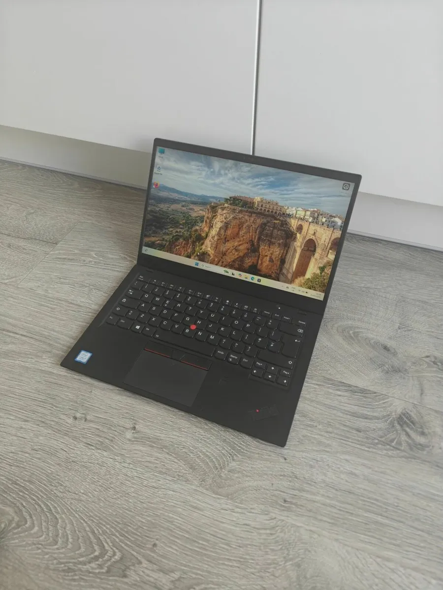 Lenovo X1 Carbon | i7 | 16GB | 512GB | 14" FHD | - Image 1
