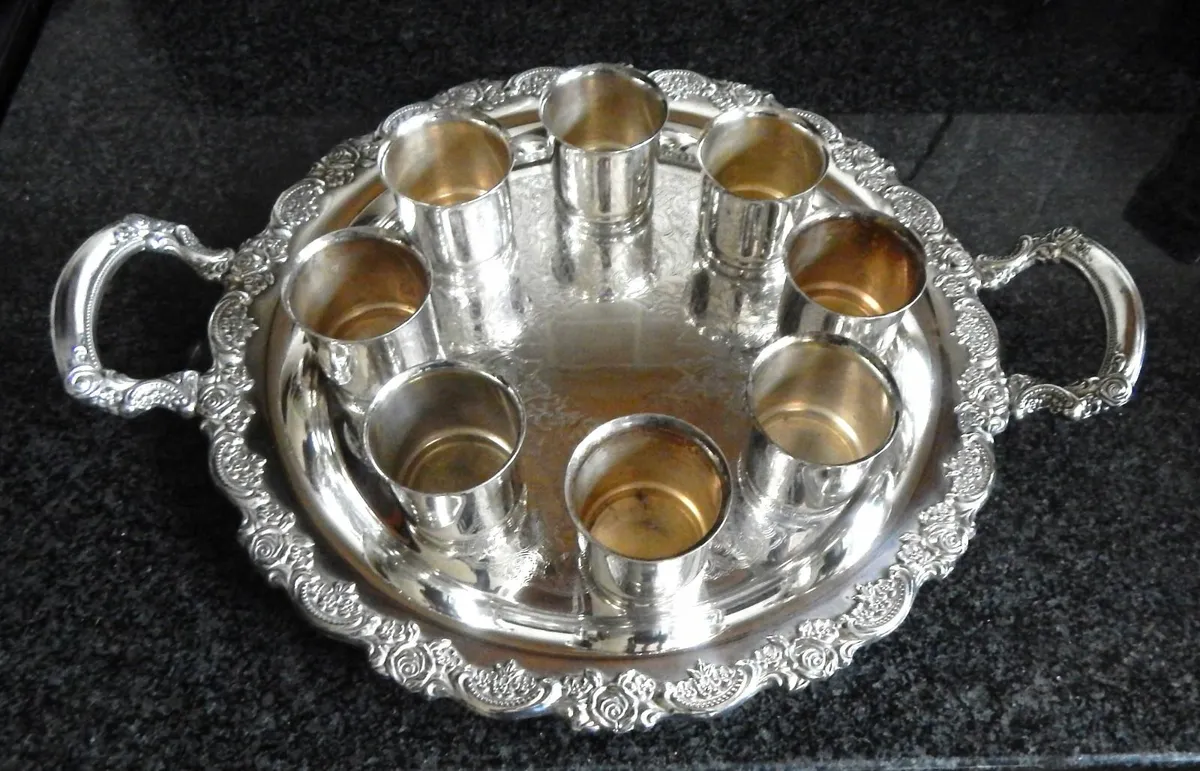 Oneida Silver Plated Tray & 8 Drinking Cups - Image 4