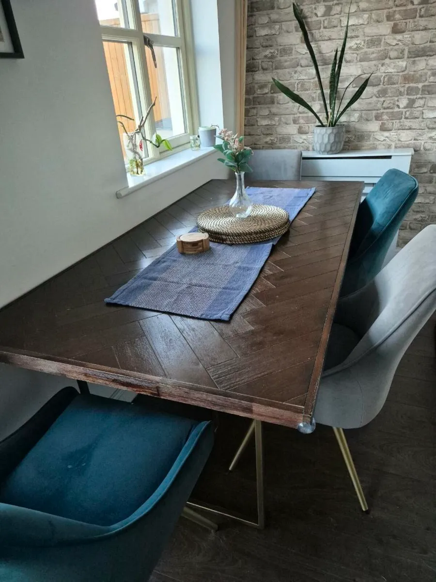 Dinning table + velvet chairs - Image 1