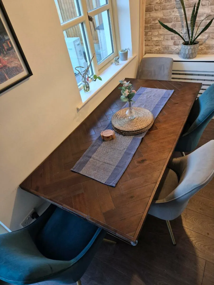 Dinning table + velvet chairs - Image 3