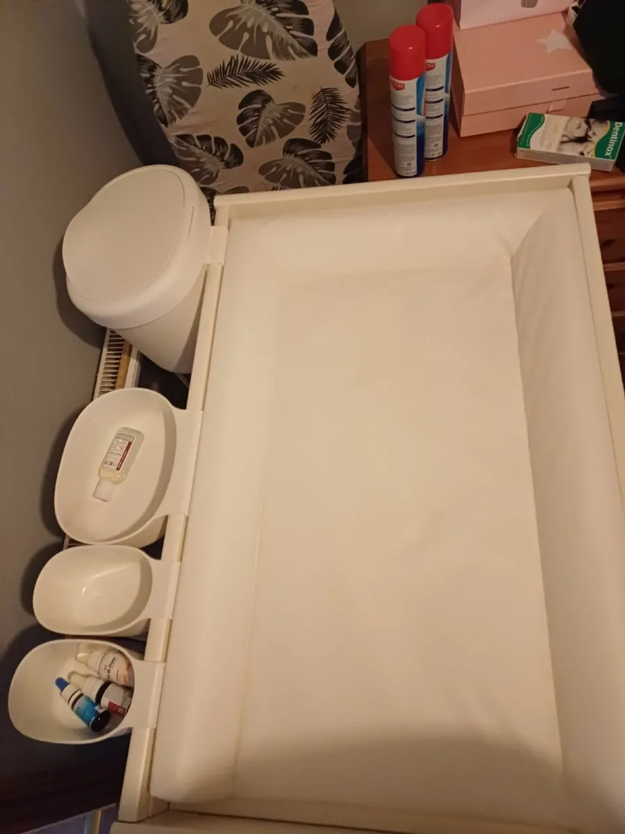changing table - Image 2