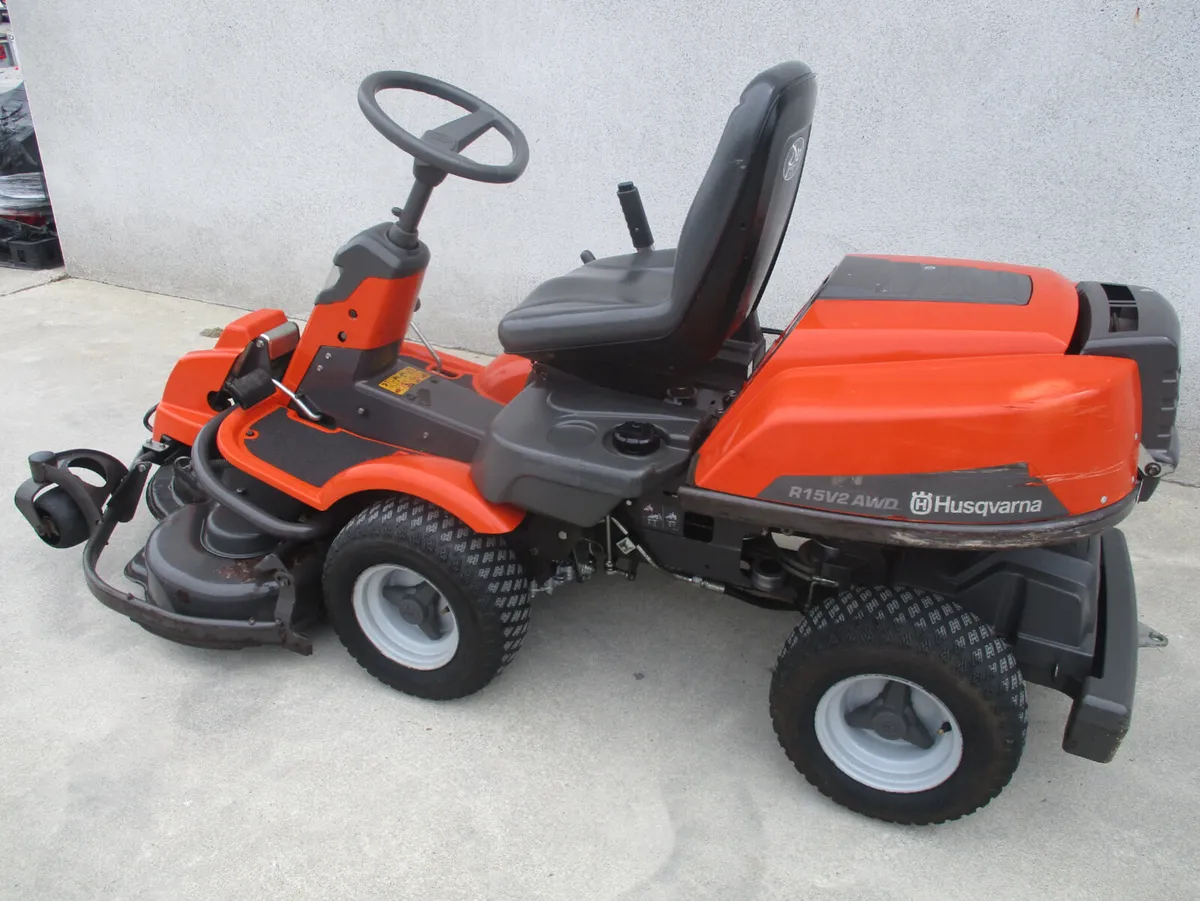 Husqvarna R15 V 2  AWD  front deck 4 x 4 mower - Image 4