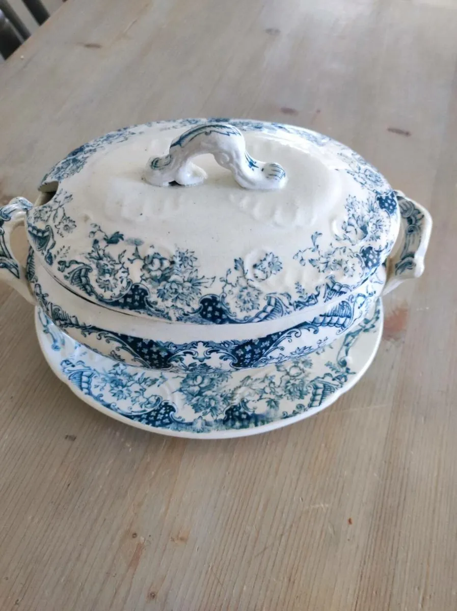 Blue and white serving bowl - Image 3
