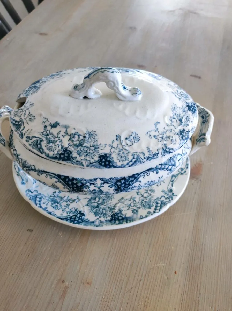 Blue and white serving bowl - Image 4