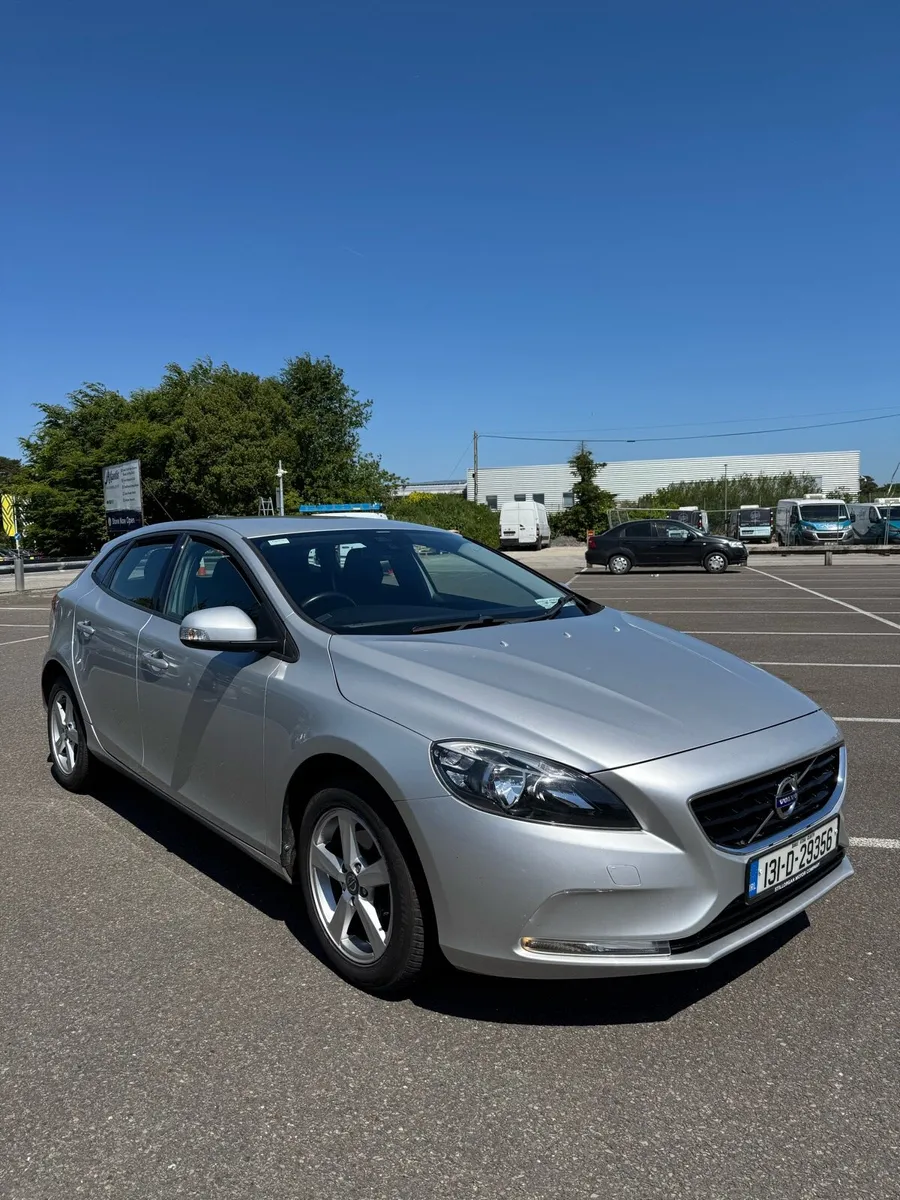 Volvo V40 **LOW MILEAGE**ONE OWNER**FSH - Image 2
