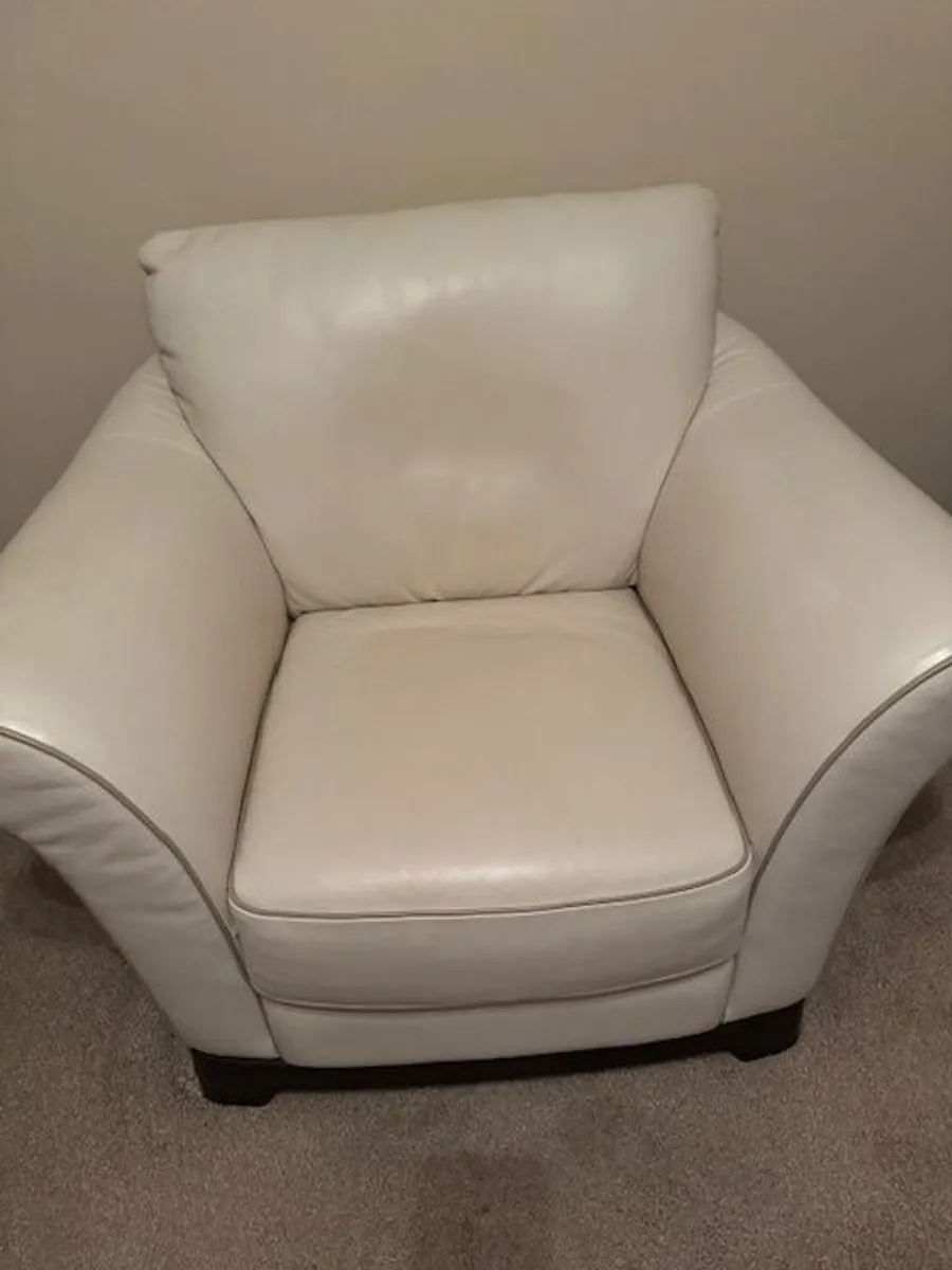 Natuzzi Italian Cream Leather Sofa Suite 2 + 1 Seater Mahogany Trim (Immaculate Condition) - Image 4