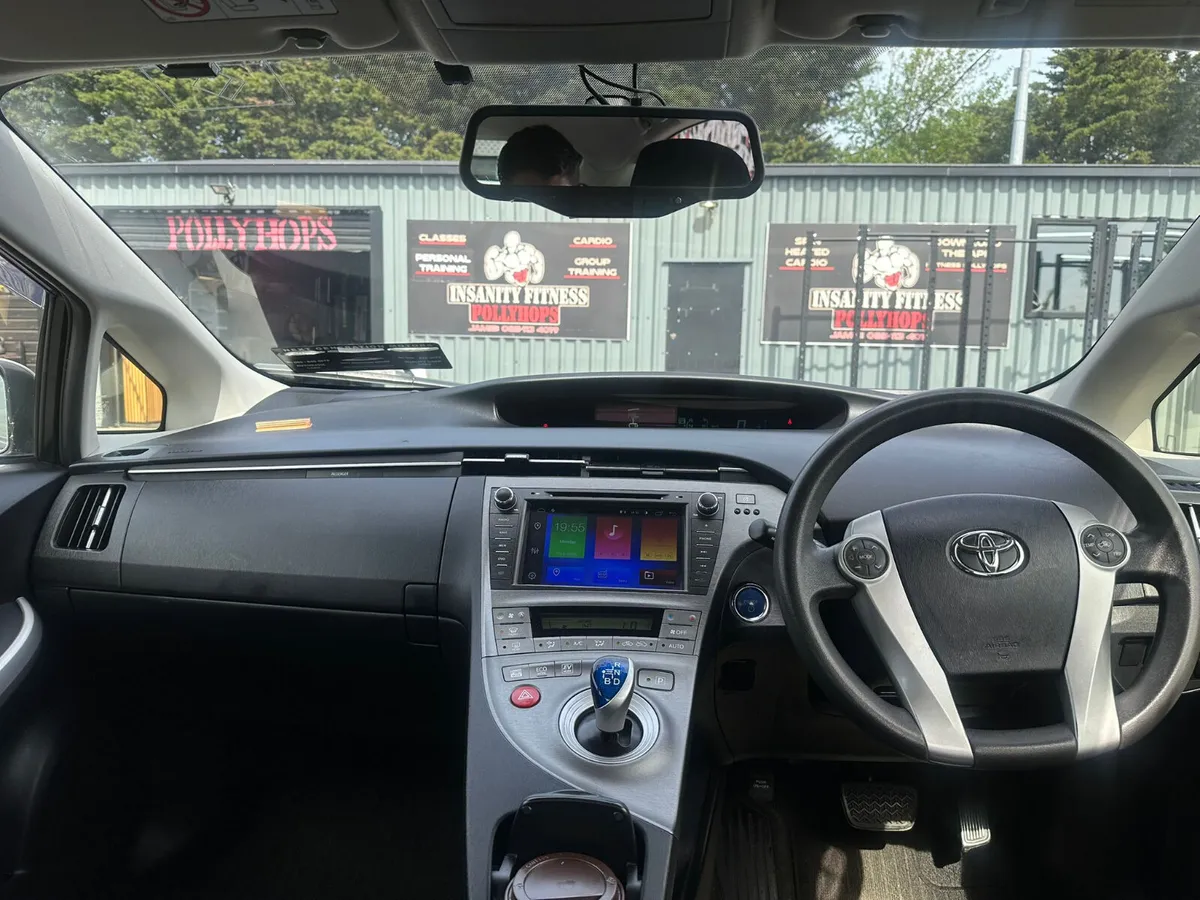 Toyota Prius 2014 (ex taxi) - Image 2