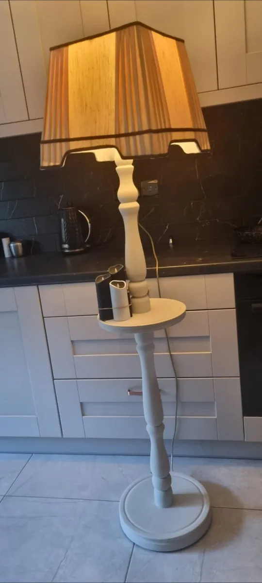 TALL LAMP CENTRE TABLE SHELVE - Image 1