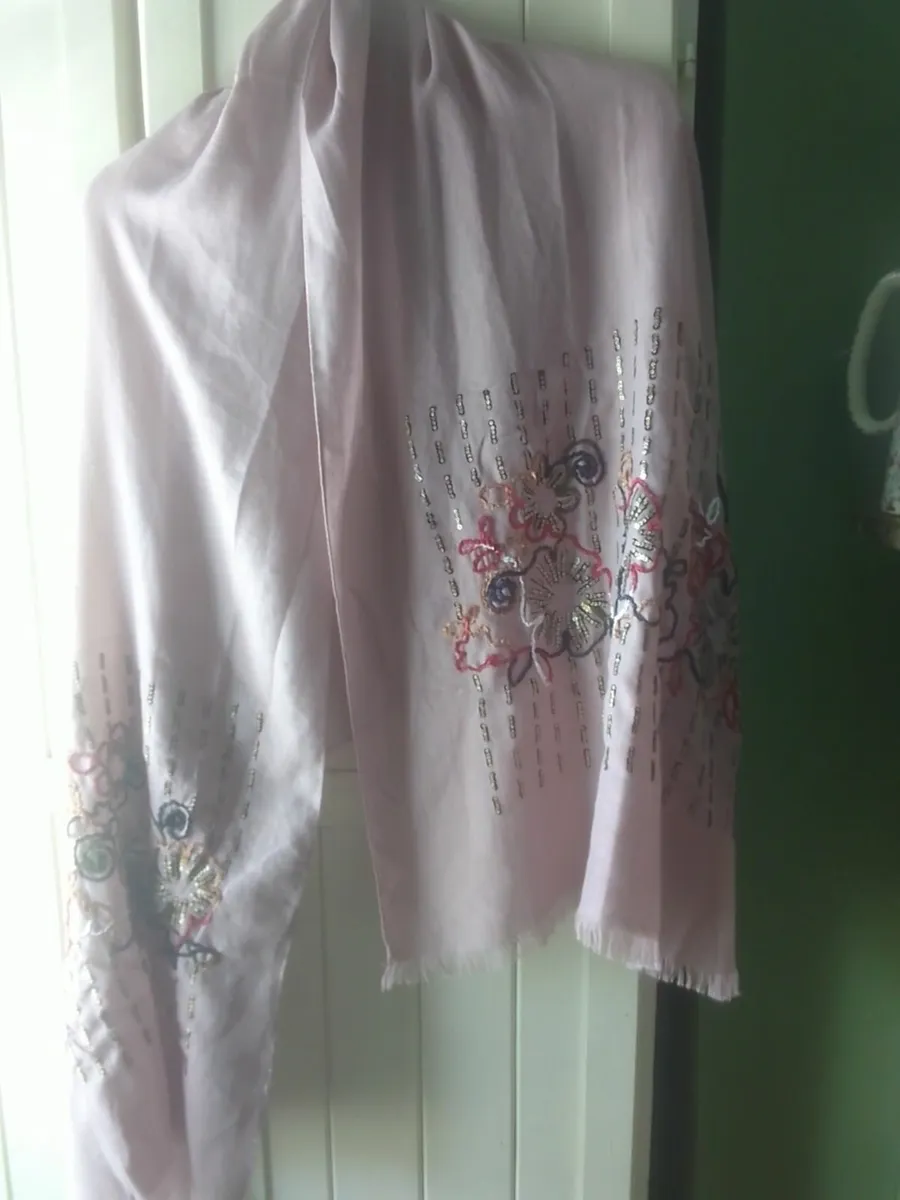 MAUVE /PINK SOFT VISCOSE EMBROIDERED SHAWL NEW - Image 2