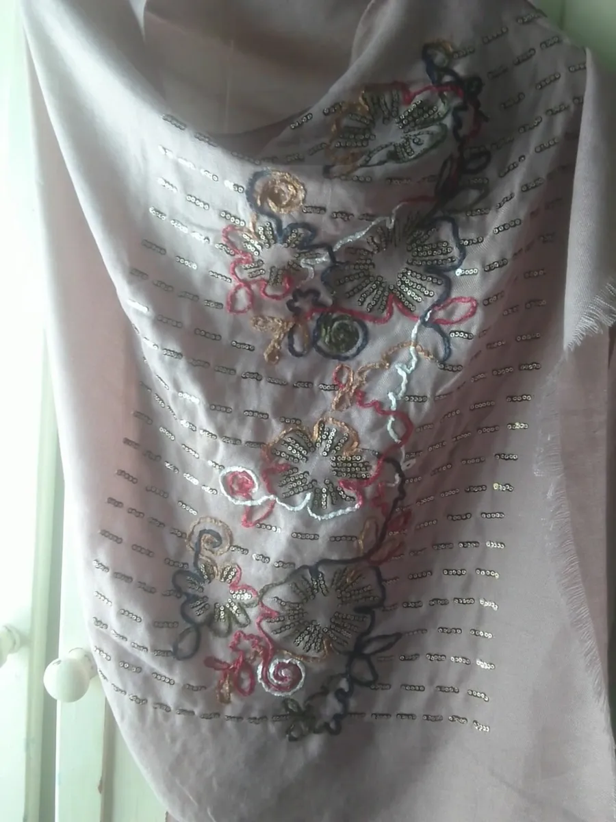 MAUVE /PINK SOFT VISCOSE EMBROIDERED SHAWL NEW - Image 3