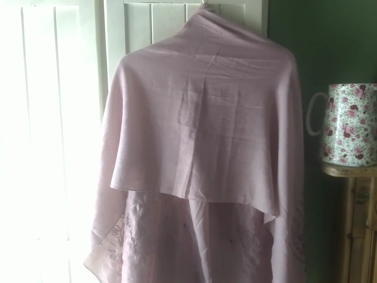 MAUVE /PINK SOFT VISCOSE EMBROIDERED SHAWL NEW - Image 4