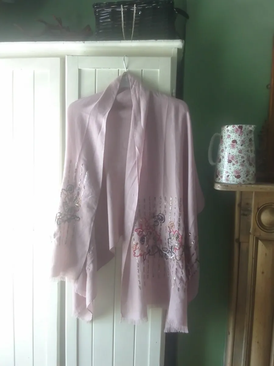 MAUVE /PINK SOFT VISCOSE EMBROIDERED SHAWL NEW - Image 1