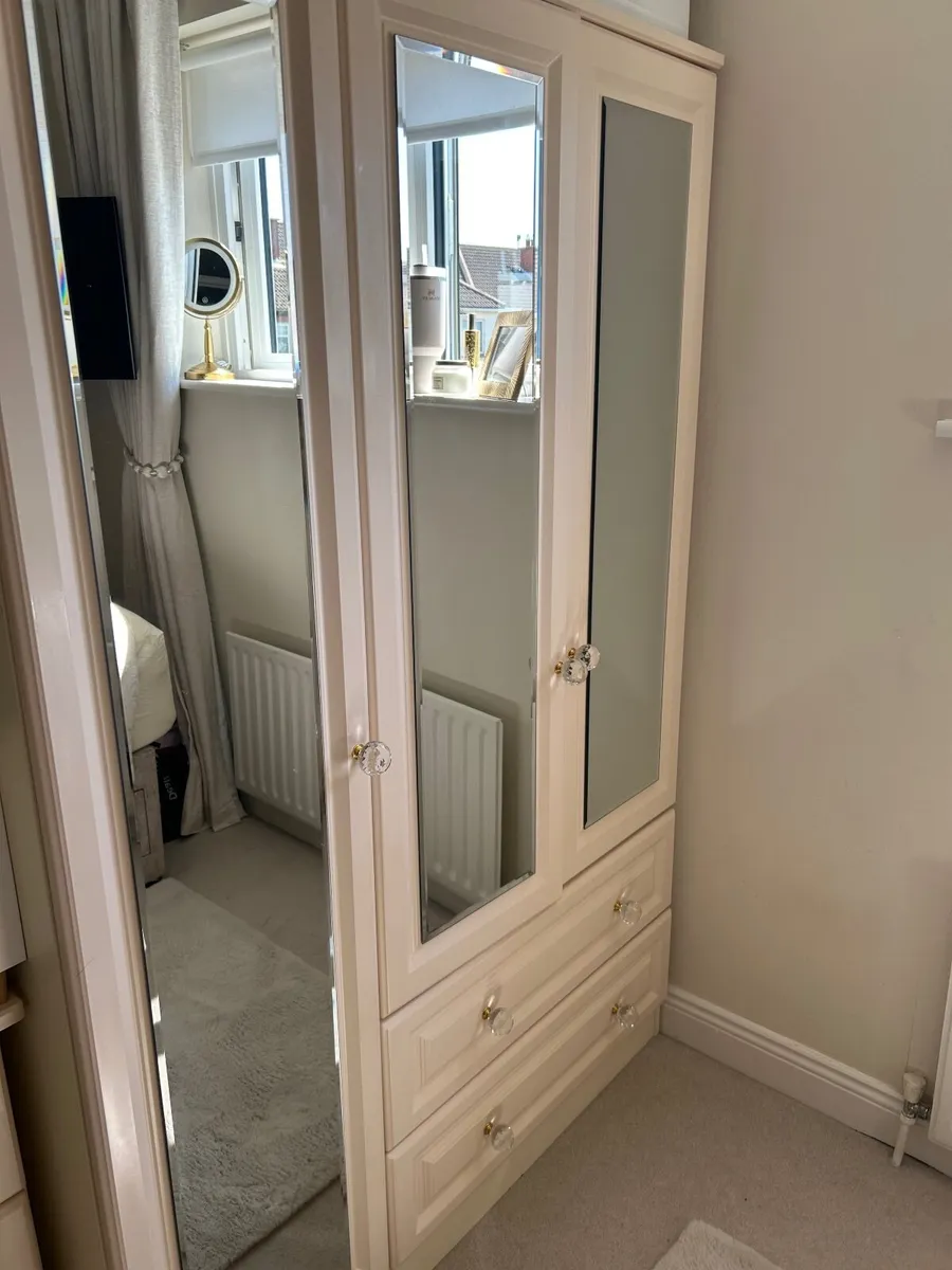 Bedroom furniture - Image 1