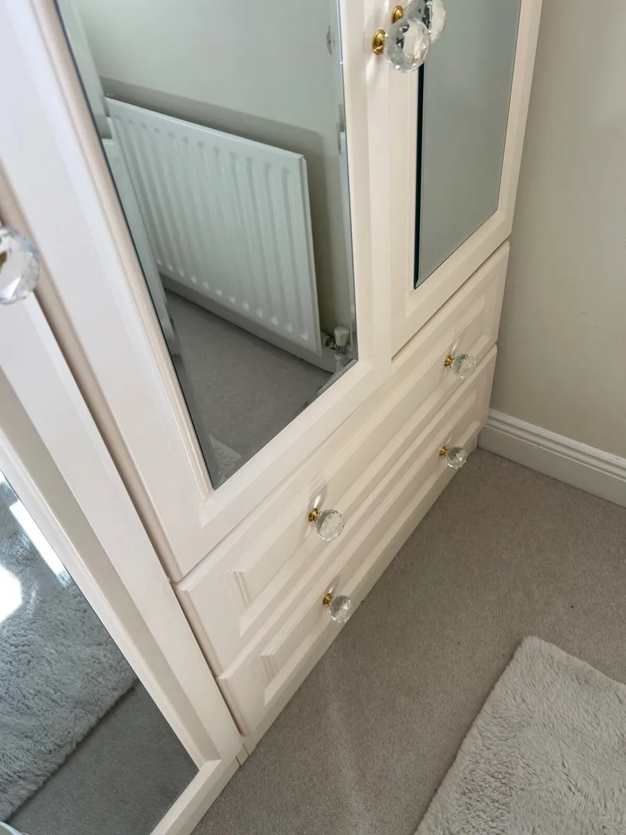 Bedroom furniture - Image 2
